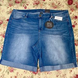 NWT Avenue Denim Blue Jean Shorts 26